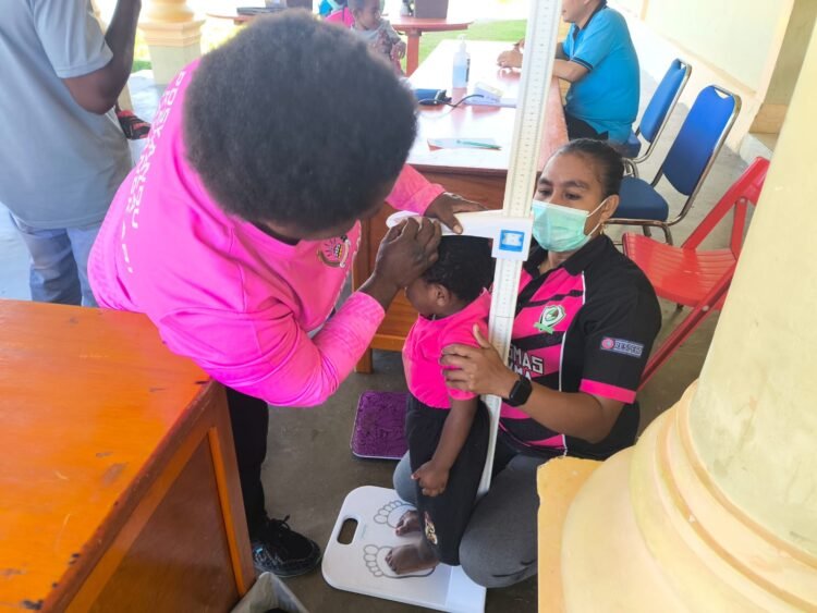 Bhayangkari Polres Mamberamo Tengah Bersinergi dengan Puskesmas Kobakma Gelar Posyandu dan Pemeriksaan Kesehatan