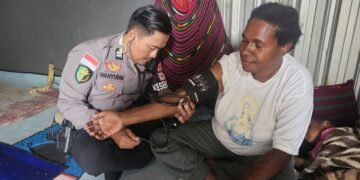 Personel Satgas Keladi Sagu Ops Rasaka Cartenz 2026 Berikan Pelayanan Kesehatan kepada Warga di Wamena
