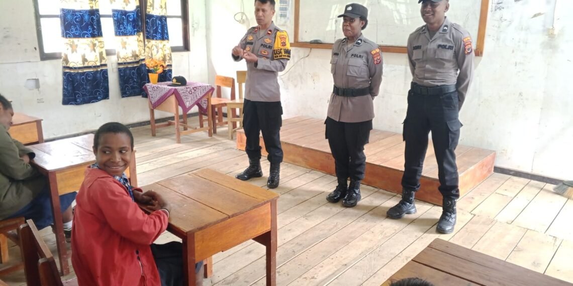 Satgas Si-Ipar Ops Rasaka Cartenz Berikan Pembinaan kepada Pelajar SMP Negeri 4 Yogobak