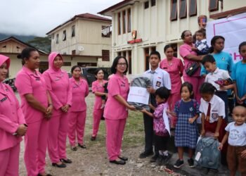 Bhayangkari Cabang Tolikara Berbagi Kepedulian, Dukung Semangat Belajar Anak Personel Polres Tolikara