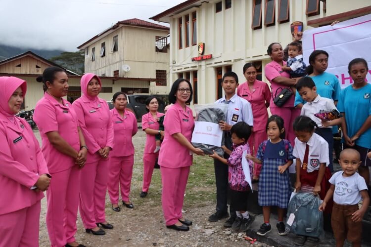 Bhayangkari Cabang Tolikara Berbagi Kepedulian, Dukung Semangat Belajar Anak Personel Polres Tolikara