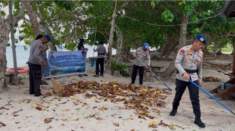 Satpolairud Polres Sarmi Laksanakan Sambang Nusa Presisi dan Program ASRI di Pulau Terluar Liki