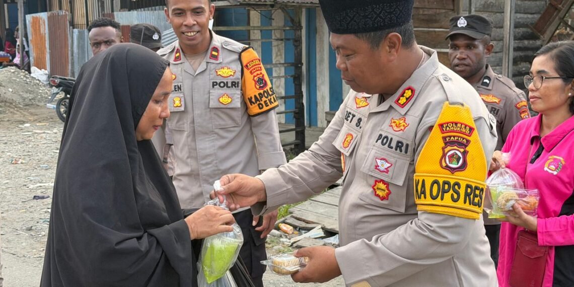 Hangatnya Ramadan, Polres Yahukimo dan Bhayangkari Berbagi Takjil untuk Masyarakat