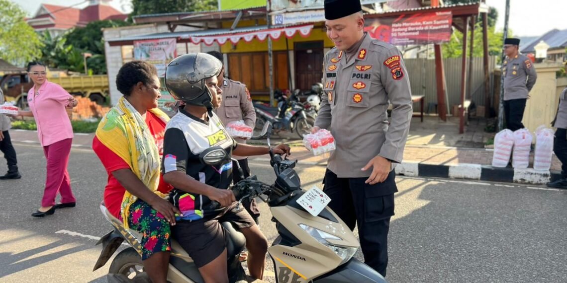 Hangatnya Ramadan, Polres Yahukimo dan Bhayangkari Berbagi Takjil untuk Masyarakat