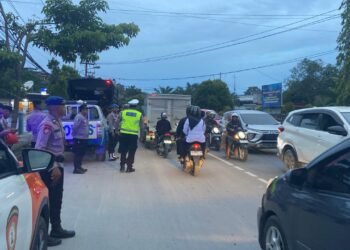 Hangatnya Ramadan, Polres Yahukimo dan Bhayangkari Berbagi Takjil untuk Masyarakat
