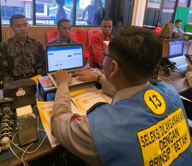 Bag SDM Polresta Jayapura Kota Verifikasi Administrasi Penerimaan Polri 2026, Ratusan Peserta Antusias Mendaftar