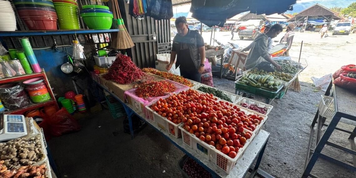Satgas Saber Polres Yalimo Lakukan Pengecekan Harga Bahan Pokok di Pasar Sentral Elelim
