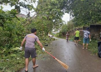 Pererat Kebersamaan, Warga Aspol Dok VII Atas Gotong Royong Bersihkan Lingkungan Asrama Polisi