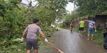 Pererat Kebersamaan, Warga Aspol Dok VII Atas Gotong Royong Bersihkan Lingkungan Asrama Polisi