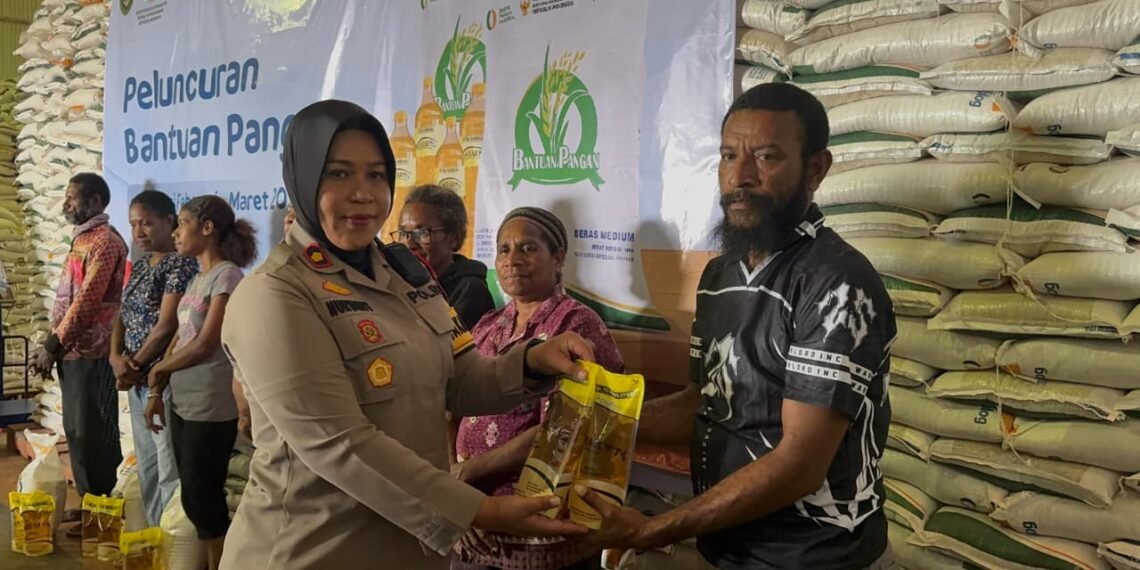 Pererat Kebersamaan, Warga Aspol Dok VII Atas Gotong Royong Bersihkan Lingkungan Asrama Polisi