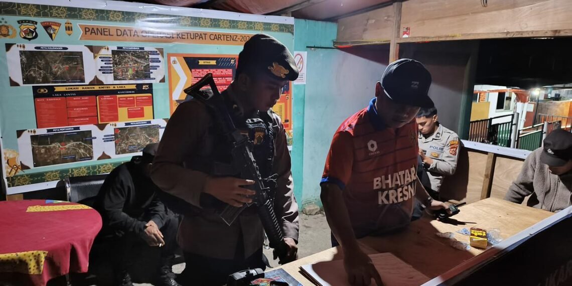 Wujud Kepedulian Polri, Bantuan Seng Diserahkan ke Gereja Katolik Kobakma