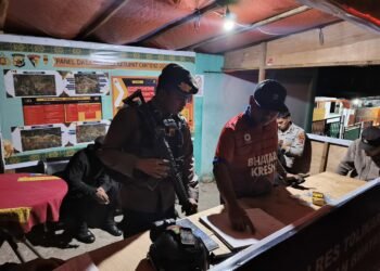 Wujud Kepedulian Polri, Bantuan Seng Diserahkan ke Gereja Katolik Kobakma