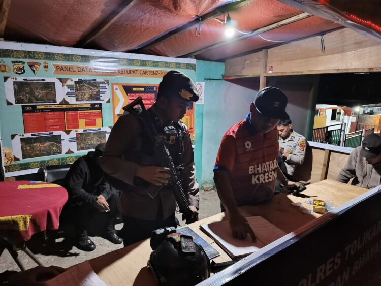 Wujud Kepedulian Polri, Bantuan Seng Diserahkan ke Gereja Katolik Kobakma