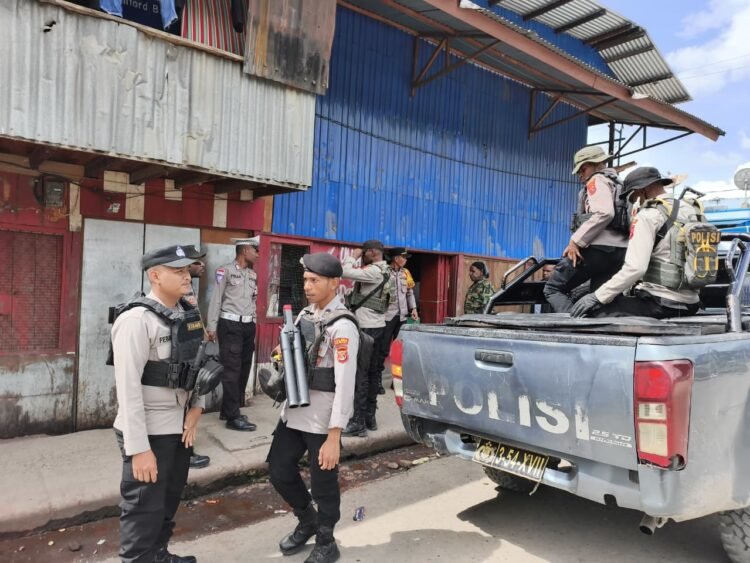 Bhabinkamtibmas di Kampung Asbol Perkuat Sinergi Polisi dan Masyarakat