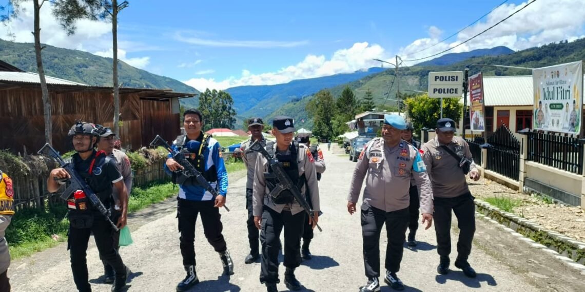 Polres Tolikara Intensifkan Patroli Jalan Kaki Wujudkan Kamtibmas Aman dan Kondusif