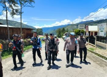 Polres Tolikara Intensifkan Patroli Jalan Kaki Wujudkan Kamtibmas Aman dan Kondusif