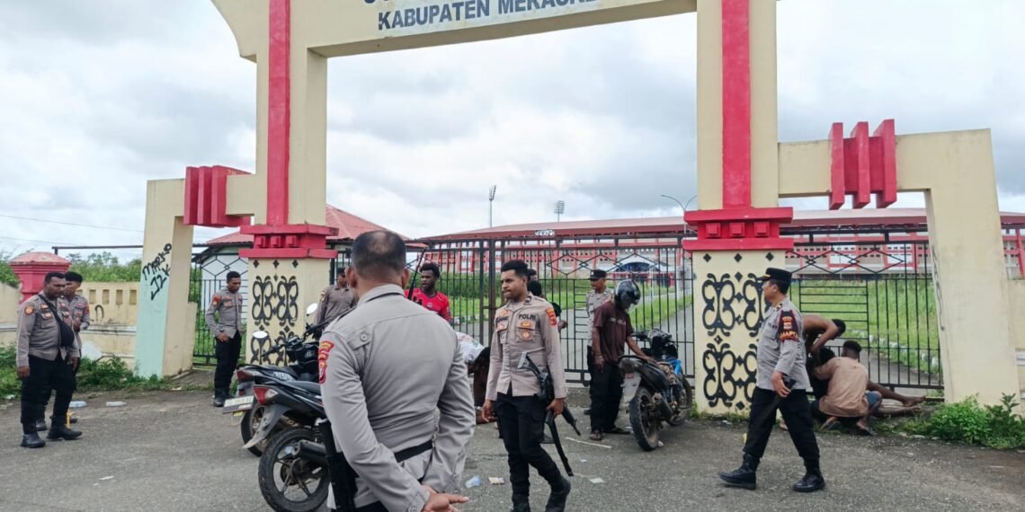 Polres Tolikara Intensifkan Patroli Jalan Kaki Wujudkan Kamtibmas Aman dan Kondusif