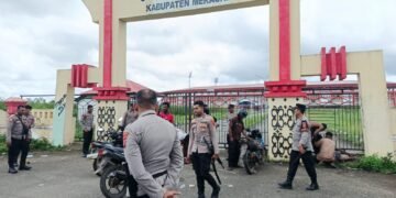 Polres Tolikara Intensifkan Patroli Jalan Kaki Wujudkan Kamtibmas Aman dan Kondusif