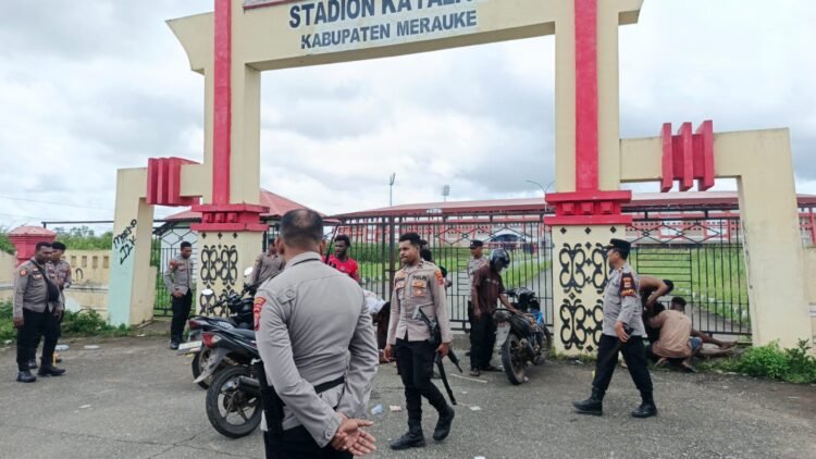 Polres Tolikara Intensifkan Patroli Jalan Kaki Wujudkan Kamtibmas Aman dan Kondusif