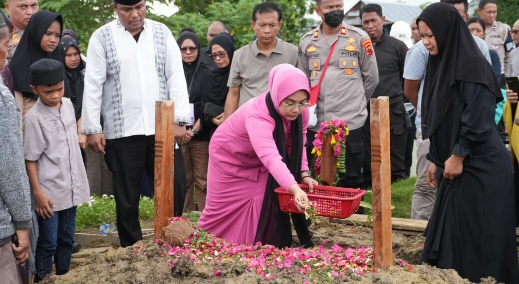 Polda Papua Hadiri dan Ikuti Prosesi Pemakaman Ny. Suwarni Sutarman di Koya Barat