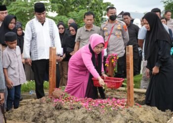 Polda Papua Hadiri dan Ikuti Prosesi Pemakaman Ny. Suwarni Sutarman di Koya Barat