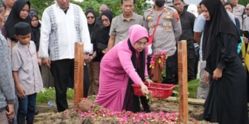 Polda Papua Hadiri dan Ikuti Prosesi Pemakaman Ny. Suwarni Sutarman di Koya Barat