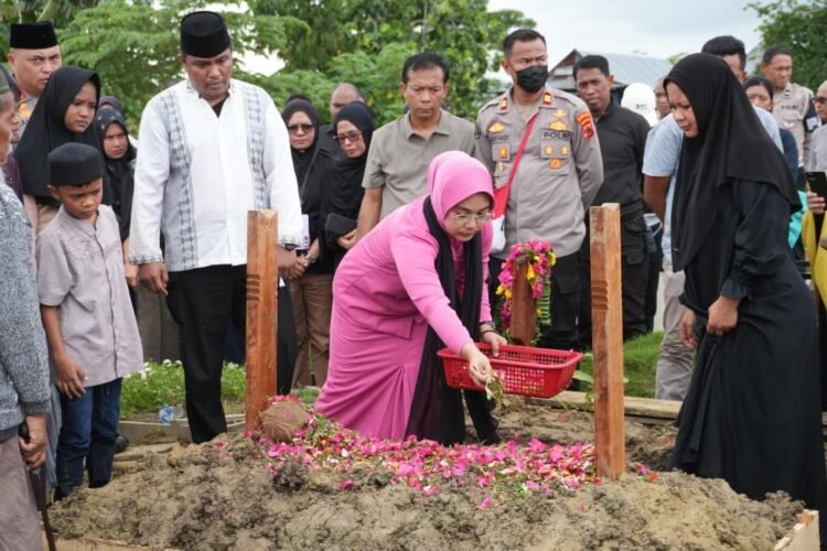Polda Papua Hadiri dan Ikuti Prosesi Pemakaman Ny. Suwarni Sutarman di Koya Barat
