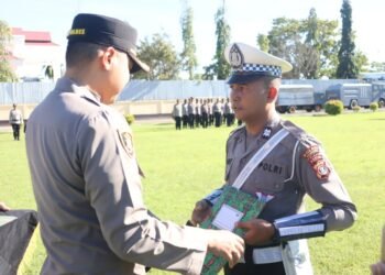 Perkuat Sinergi TNI-Polri Dan Masyarakat, Polsek Waris Gelar Halal Bihalal Dan Musnahkan Miras Hasil Razia