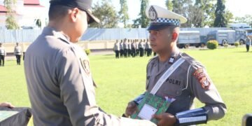 Perkuat Sinergi TNI-Polri Dan Masyarakat, Polsek Waris Gelar Halal Bihalal Dan Musnahkan Miras Hasil Razia