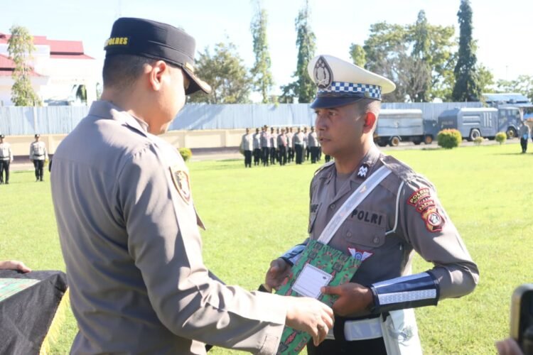 Perkuat Sinergi TNI-Polri Dan Masyarakat, Polsek Waris Gelar Halal Bihalal Dan Musnahkan Miras Hasil Razia