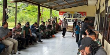 Perkuat Sinergi TNI-Polri Dan Masyarakat, Polsek Waris Gelar Halal Bihalal Dan Musnahkan Miras Hasil Razia