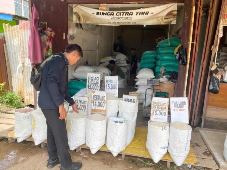 Polres Jayawijaya Lakukan Pengecekan Harga Beras di Retail Modern dan Pasar Tradisional Wamena