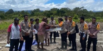 Wujud Kepedulian Polri, Bantuan Seng Diserahkan ke Gereja Katolik Kobakma