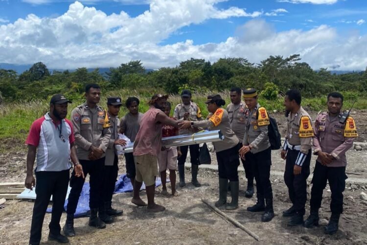Wujud Kepedulian Polri, Bantuan Seng Diserahkan ke Gereja Katolik Kobakma