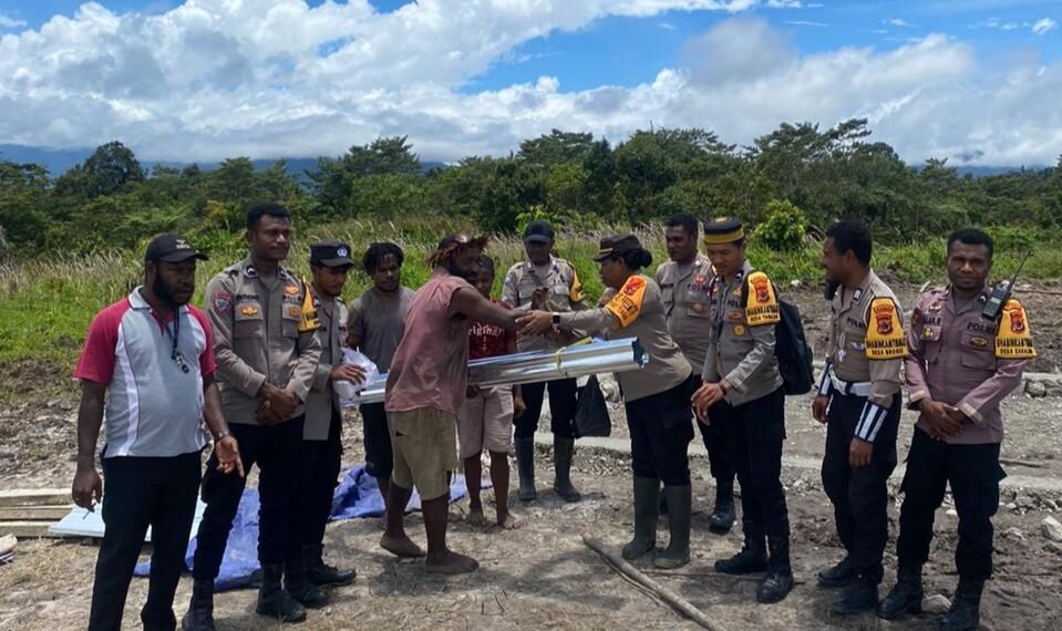Wujud Kepedulian Polri, Bantuan Seng Diserahkan ke Gereja Katolik Kobakma
