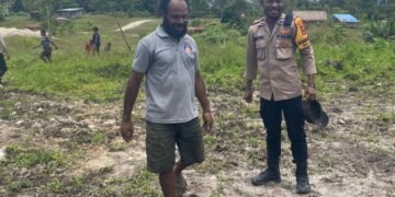 Bhabinkamtibmas di Kampung Asbol Perkuat Sinergi Polisi dan Masyarakat