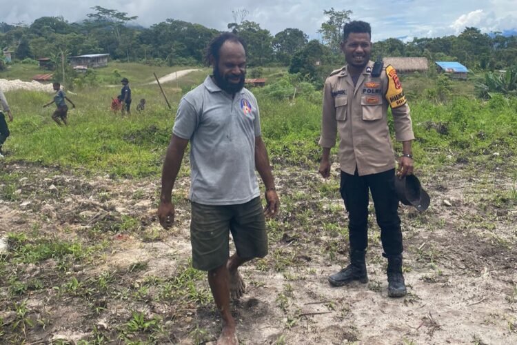 Bhabinkamtibmas di Kampung Asbol Perkuat Sinergi Polisi dan Masyarakat