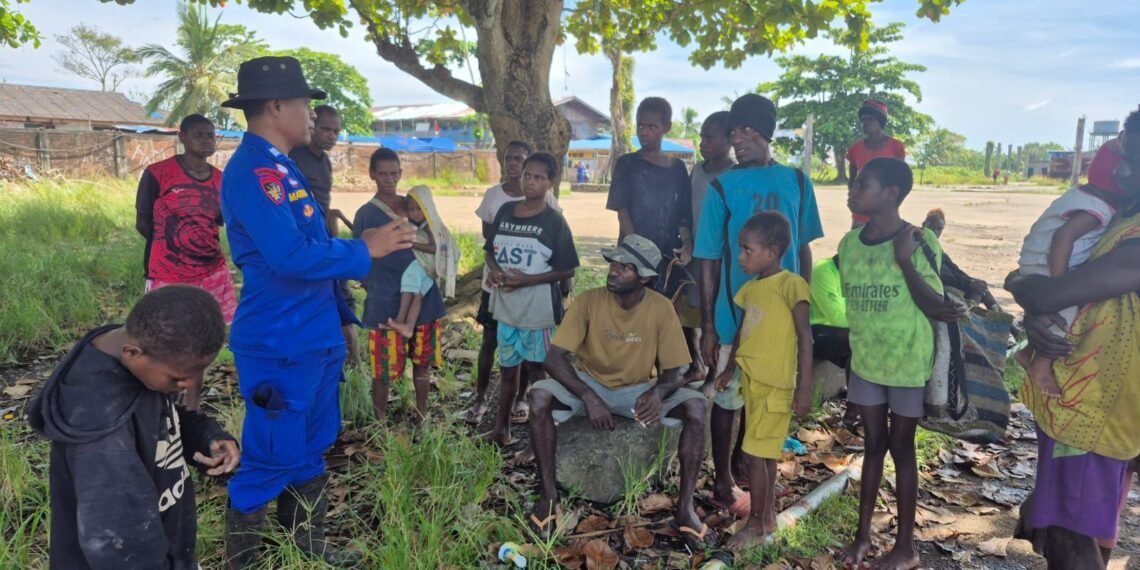 Polisi RW Sat Polairud Polres Merauke Perkuat Kemitraan Kamtibmas Melalui Sambang Warga di Kampung Wogekel