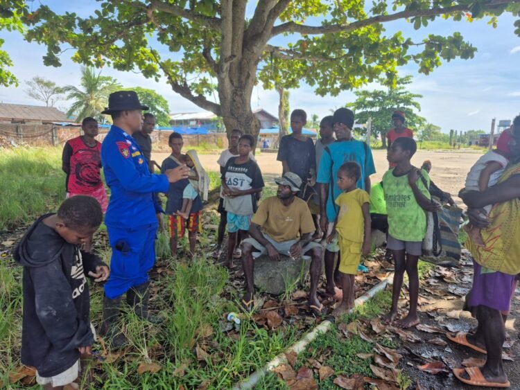 Polisi RW Sat Polairud Polres Merauke Perkuat Kemitraan Kamtibmas Melalui Sambang Warga di Kampung Wogekel