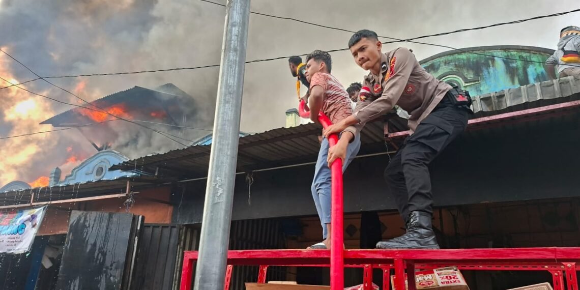 Kebakaran Hanguskan Belasan Ruko di Jalan Irian–Trikora Wamena, Polisi Bergerak Cepat Lakukan Penanganan