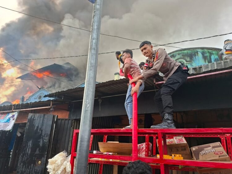 Kebakaran Hanguskan Belasan Ruko di Jalan Irian–Trikora Wamena, Polisi Bergerak Cepat Lakukan Penanganan