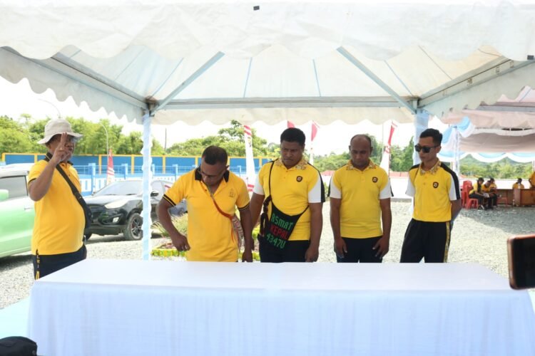 Jelang Peresmian, Personel Polda Papua Bersihkan dan Geladi Gedung Gereja Terang Bhara Daksa