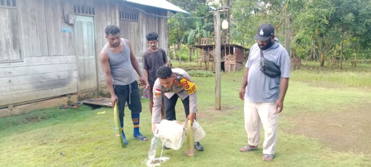 Humanis dan Responsif, Bhabinkamtibmas Kampung Asbol Dorong Partisipasi Warga Jaga Kamtibmas