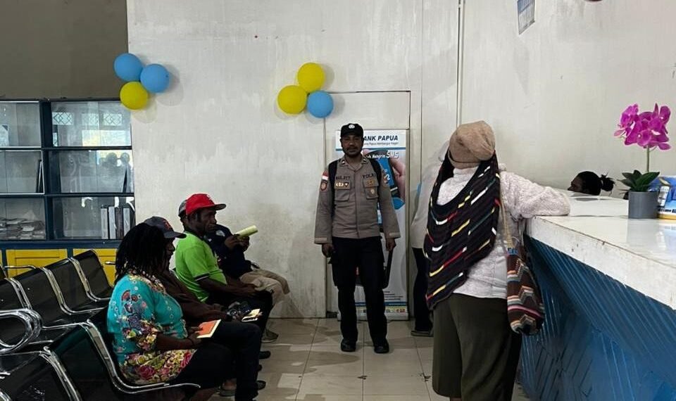 Polisi Hadir untuk Masyarakat, Warga Sakit Dievakuasi ke Puskesmas Samanente