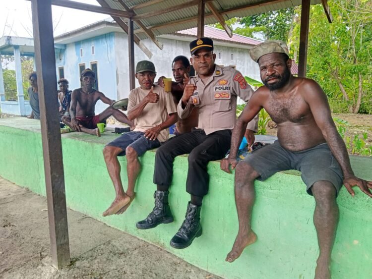 Polsek Muara Tami Sambangi Warga Kampung Mosso, Berikan Himbauan Harkamtibmas Di Wilayah Perbatasan RI-PNG 