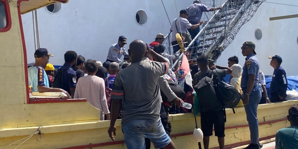 Sat Polairud Polres Waropen Berikan Pengamanan dan Bantuan Penumpang KM Dorolonda di Perairan Pidemani