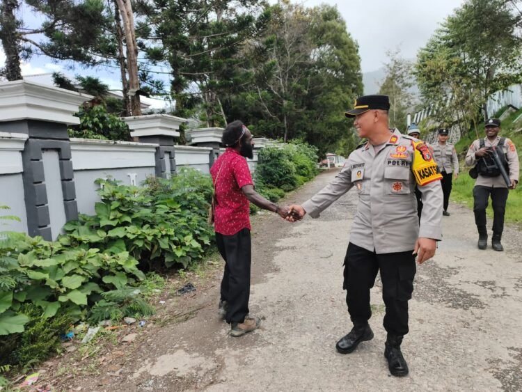 Polres Tolikara Gelar Patroli Minggu Pagi, Jaga Keamanan dan Kenyamanan Warga Beribadah