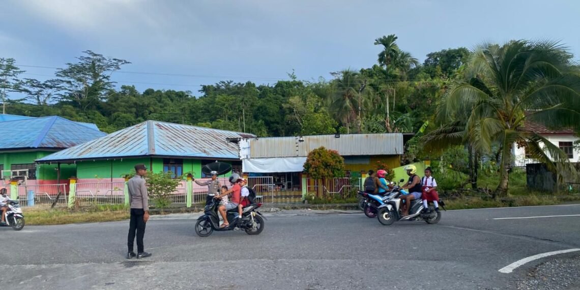 Satlantas Polres Waropen Intensifkan Strong Point Pagi, Wujudkan Lalu Lintas Aman dan Tertib 