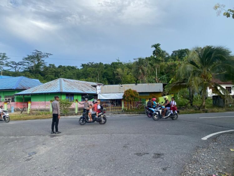 Satlantas Polres Waropen Intensifkan Strong Point Pagi, Wujudkan Lalu Lintas Aman dan Tertib 