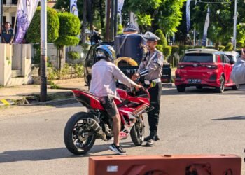 Dukung Ketahanan Pangan, Bhabinkamtibmas Polsek Muara Tami Cek Lahan Jagung Binaan di Koya Barat